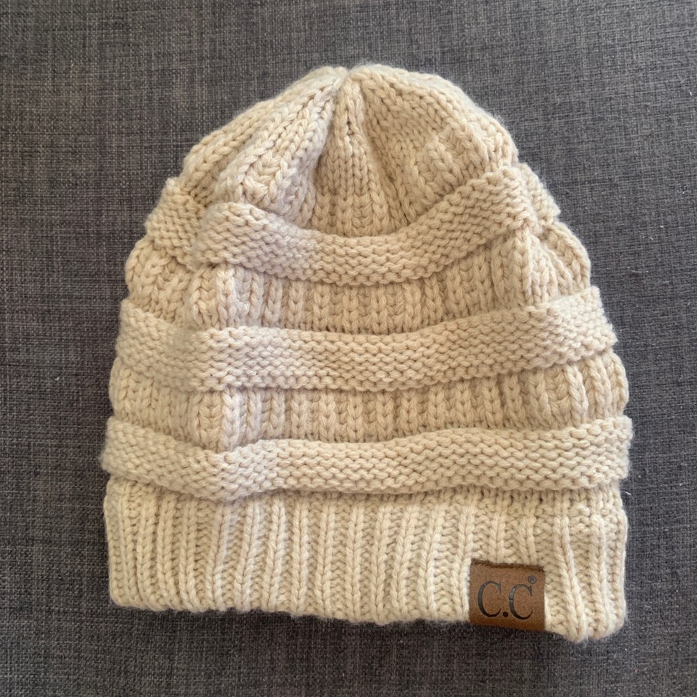 C.C Chunky Cable Knit Cream/White Beanie Toque. Winter hat. Like new.